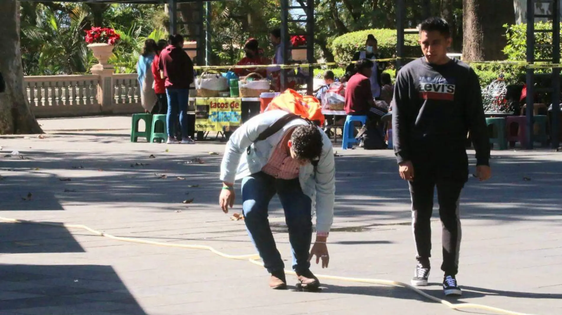 Día de los inocentes broma de la cartera en el parque Juárez de Xalapa